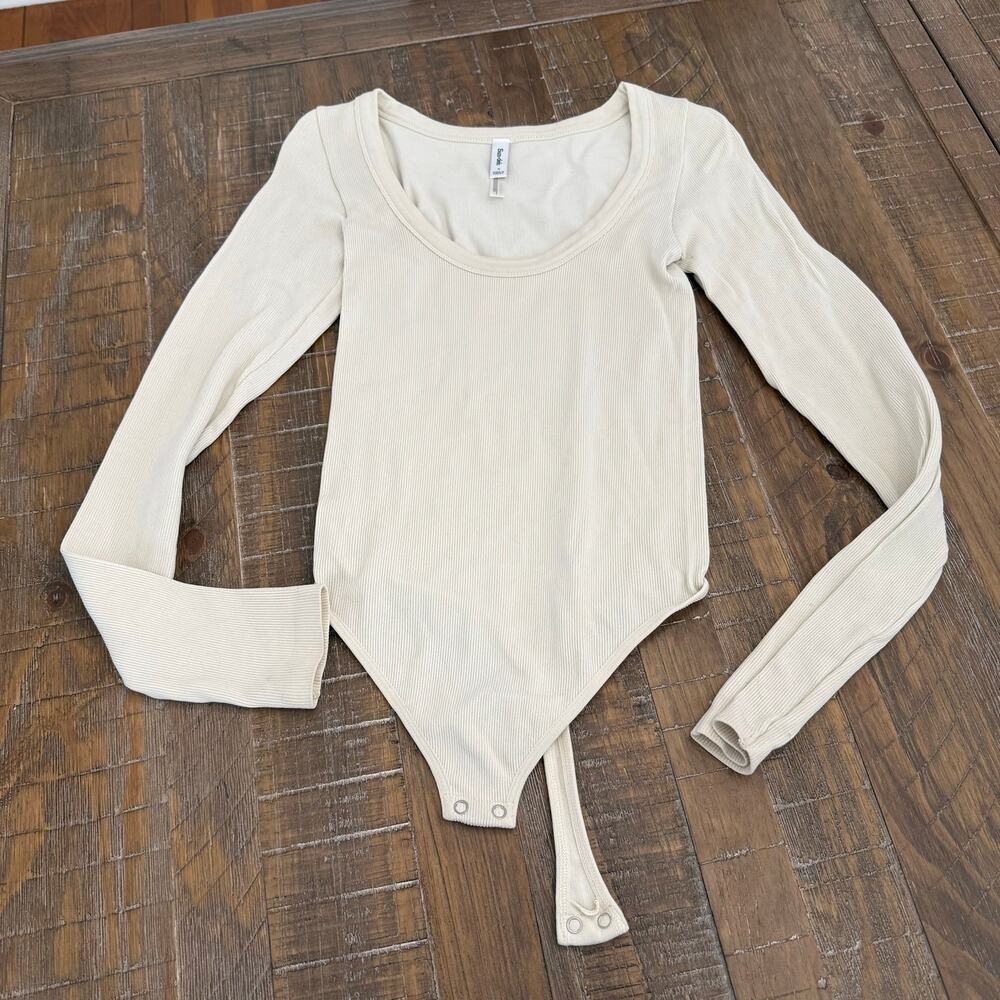 Aritzia cream long sleeve bodysuit sun-deh ribbed